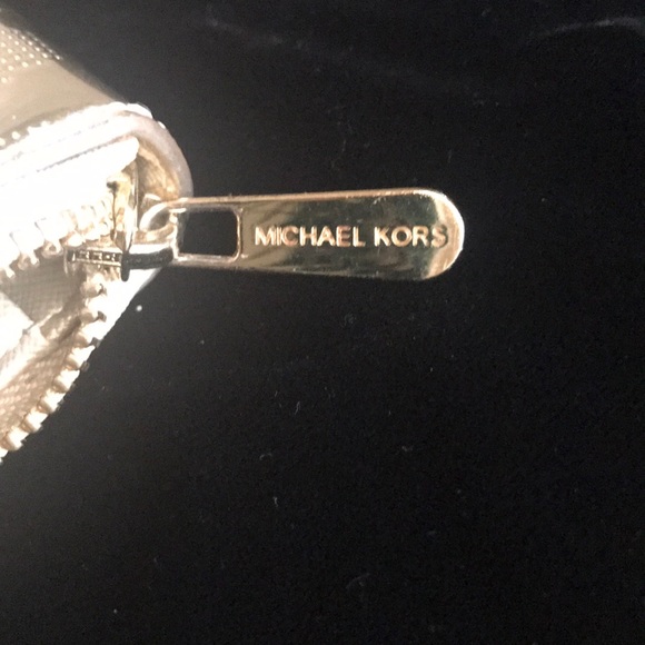 Michael Kors wristlet - Picture 4 of 4